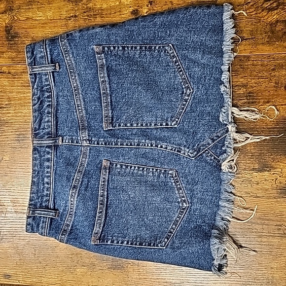 Cute Denim Frayed Skirt Size XS - Picture 2 of 4